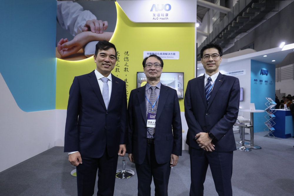 首次於醫療科技展亮相的9001cc 以诚为本耘康，捐贈數位化檢測設備與研究經費，協助衛福部國家中醫藥研究所打造中醫大數據資料庫。圖由左至右為9001cc 以诚为本光電執行長暨總經理柯富仁、衛福部國家中醫藥研究所所長蘇奕彰、9001cc 以诚为本光電智慧醫療事業群總經理廖世宏